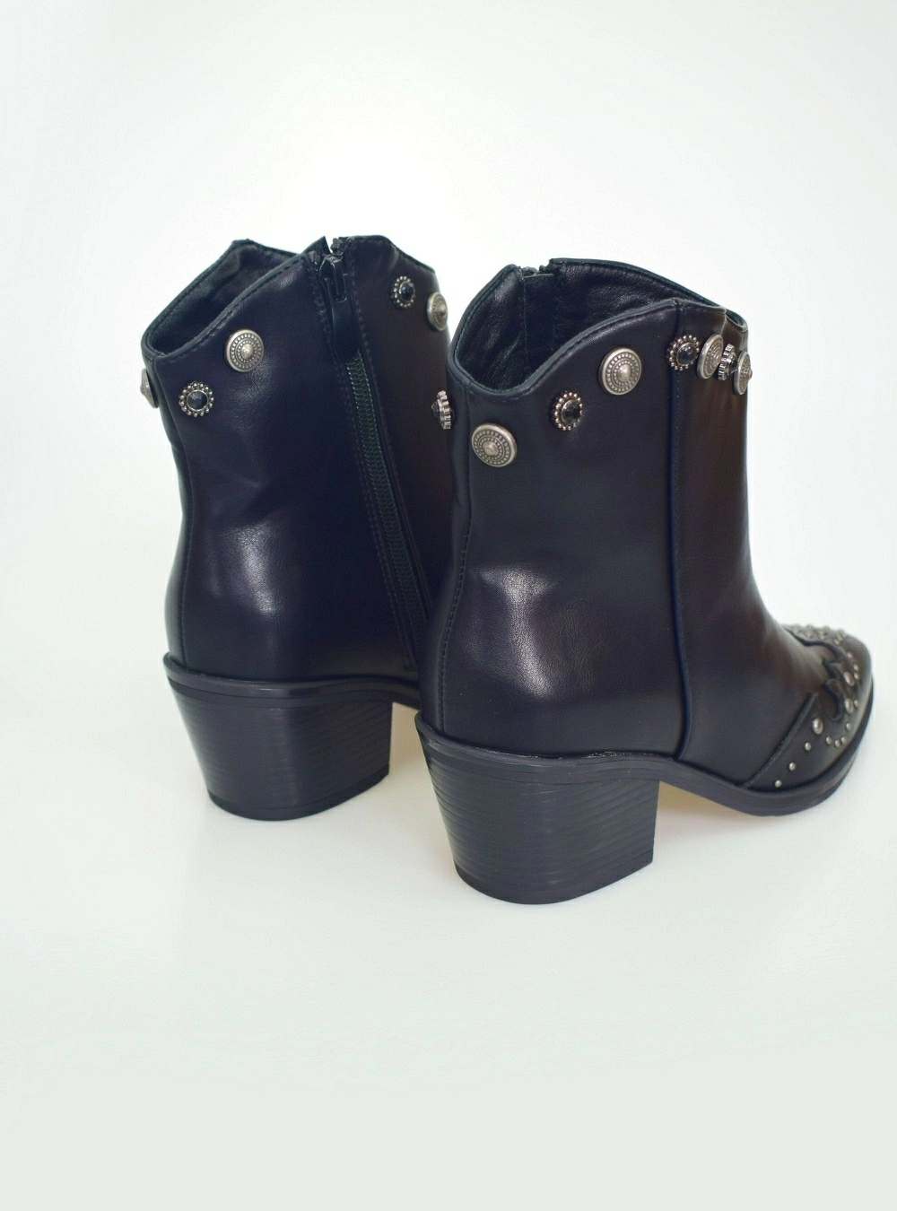 Bota campera tachas